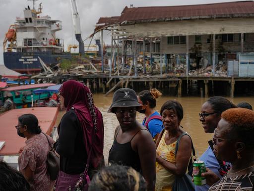 Menschen warten auf dem Stabroek Markt in Georgetown, Guyana