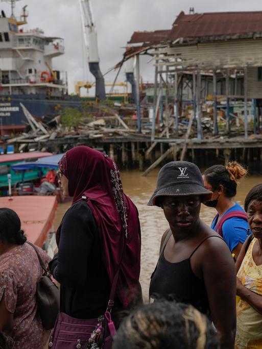 Menschen warten auf dem Stabroek Markt in Georgetown, Guyana