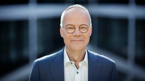 Matthias Miersch posiert am 12.10.2024 im Willy-Brandt-Haus in Berlin für ein Foto.