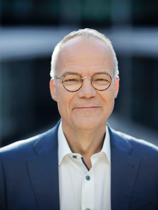 Matthias Miersch posiert am 12.10.2024 im Willy-Brandt-Haus in Berlin für ein Foto.