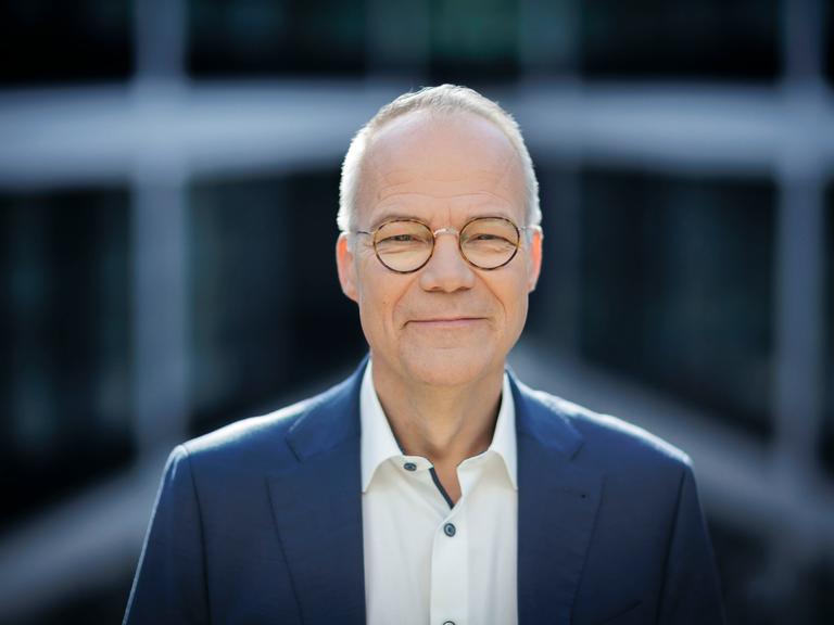 Matthias Miersch posiert am 12.10.2024 im Willy-Brandt-Haus in Berlin für ein Foto.