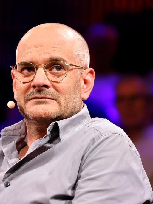 Schriftsteller Jonas Lüscher in der Phil.Cologne-Veranstaltung 'Sternstunde Philosophie auf 3sat: Demokratie in der Krise - Hat das Volk immer recht?' im Alten Pfandhaus. Köln, 27.06.2025