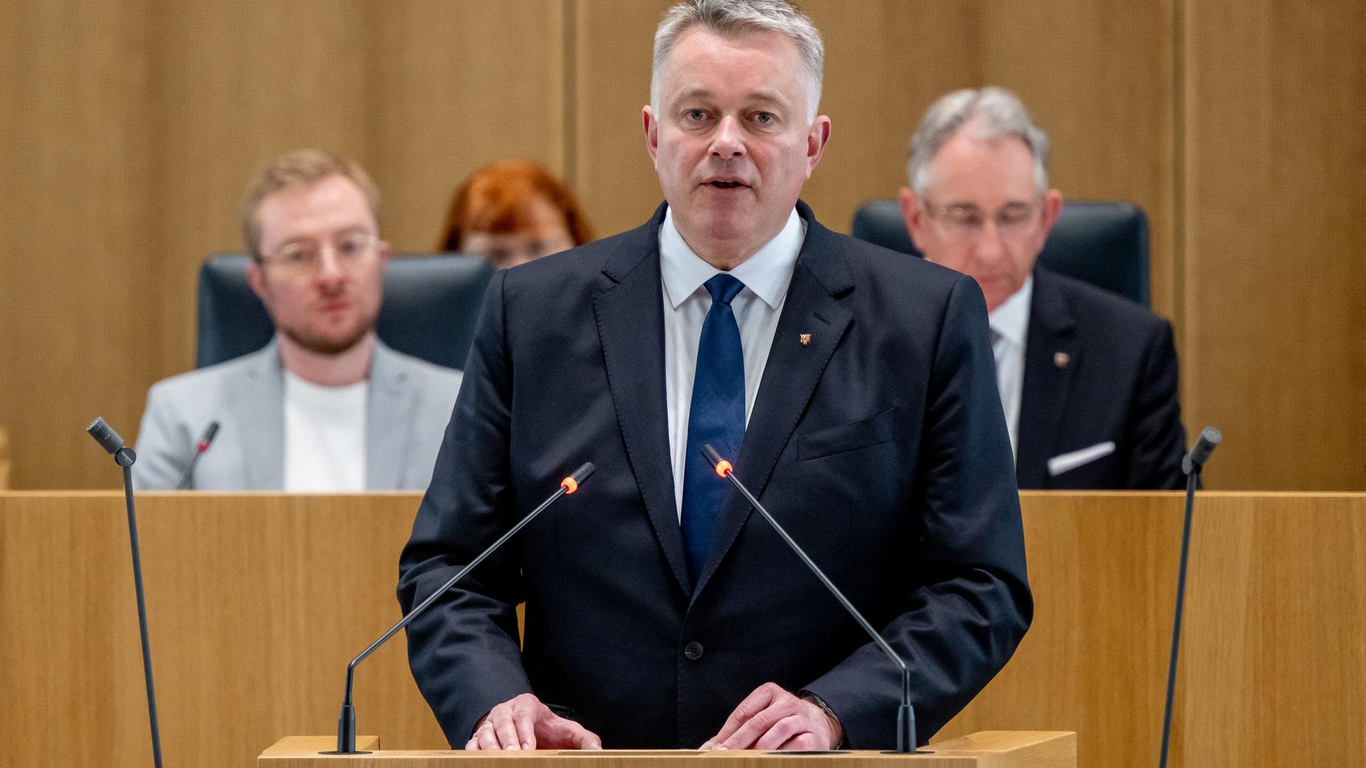 Der neue rheinland-pfälzische Ministerpräsident Gordon Schnieder steht im Landtag am Rednerpult und hält seine Antrittsrede. 