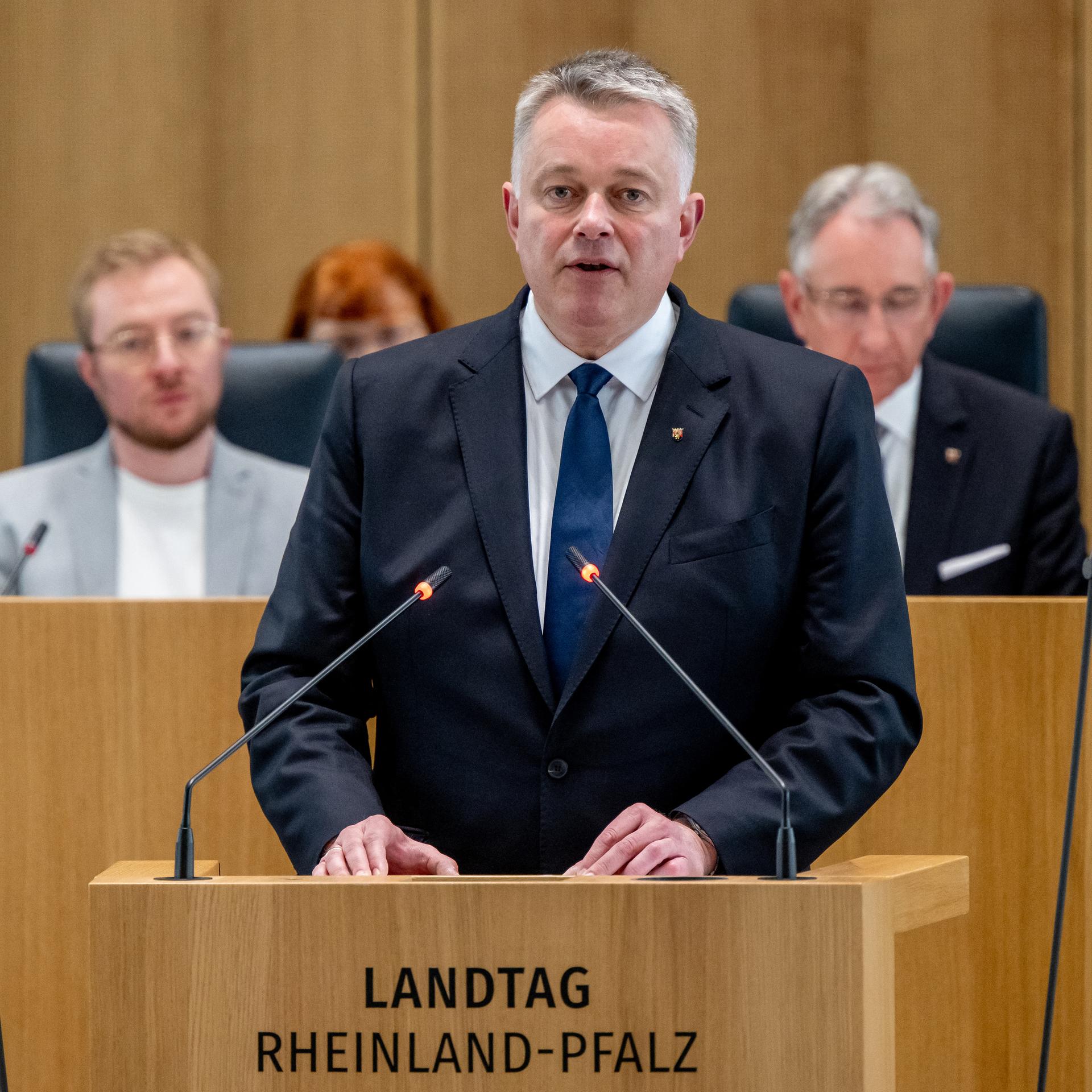 Der neue rheinland-pfälzische Ministerpräsident Gordon Schnieder steht im Landtag am Rednerpult und hält seine Antrittsrede. 