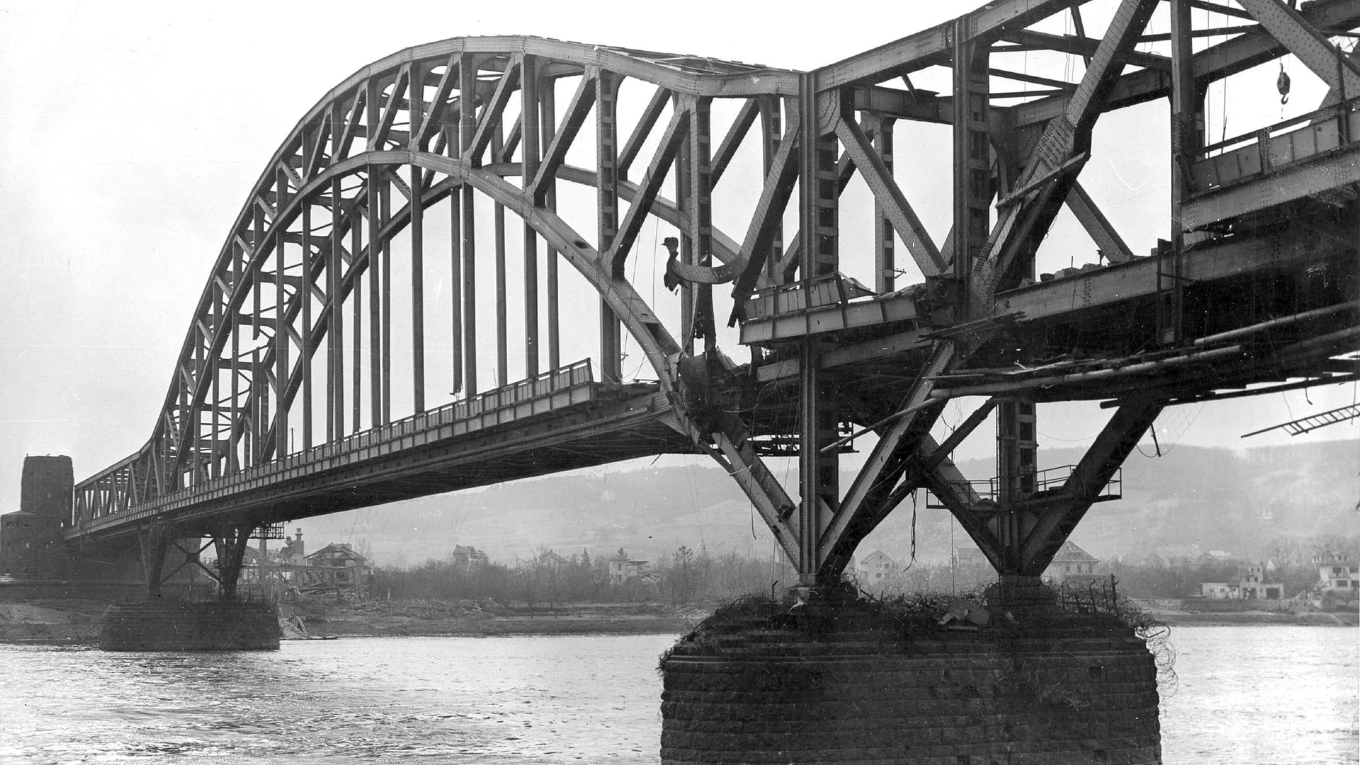 Ein Schwarz-Weiß-Foto zeigt die Ludendorff-Brücke über den Rhein, auch bekannt als Brücke von Remagen, im Jahr 1945.