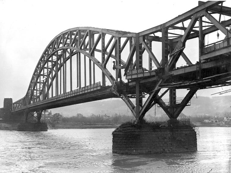 Ein Schwarz-Weiß-Foto zeigt die Ludendorff-Brücke über den Rhein, auch bekannt als Brücke von Remagen, im Jahr 1945.