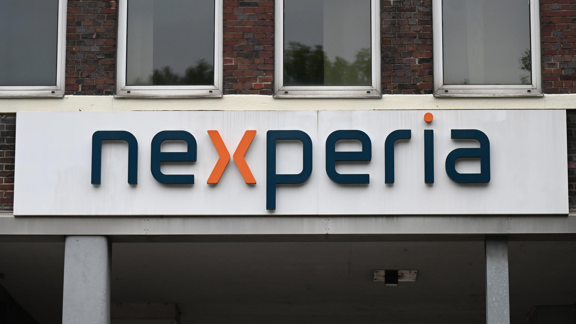 Das Logo des Halbleiterproduzenten "Nexperia" hängt über dem Eingang zu einem Firmengebäude.