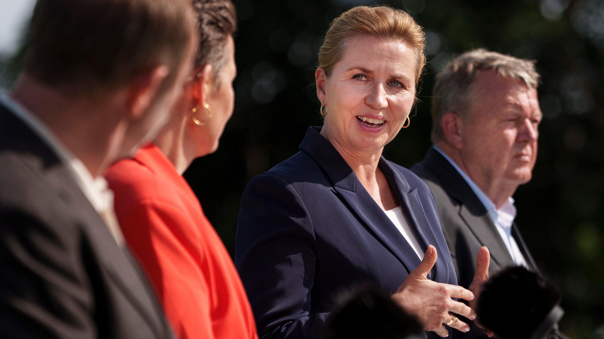 Die alte und neue dänische Ministerpräsidentin Mette Frederiksen (Sozialdemokraten) neben ihren künftigen Koalitionspartnern. Die alte und neue dänische Ministerpräsidentin Mette Frederiksen (Sozialdemokraten) neben ihren künftigen Koalitionspartnern.
