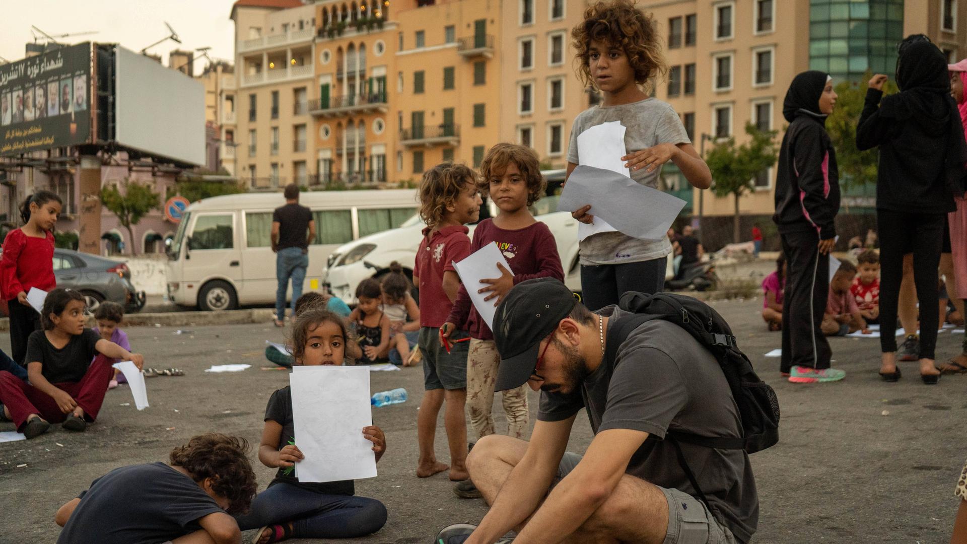 In Beirut sind vertriebene Kinder auf der Straße.