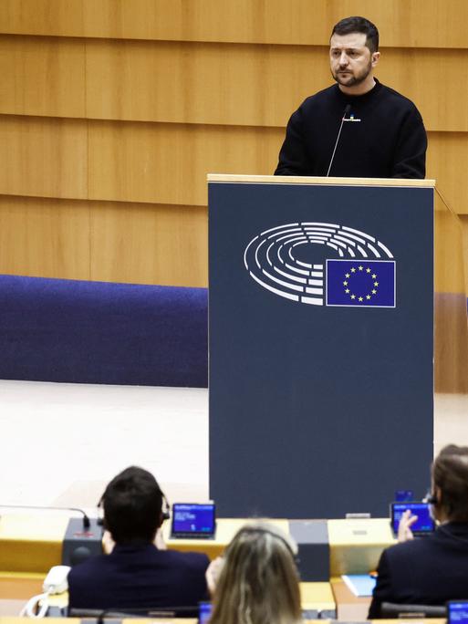 Der ukrainische Präsident Selensky steht an einem Rednerpult im Europäischen Parlament.