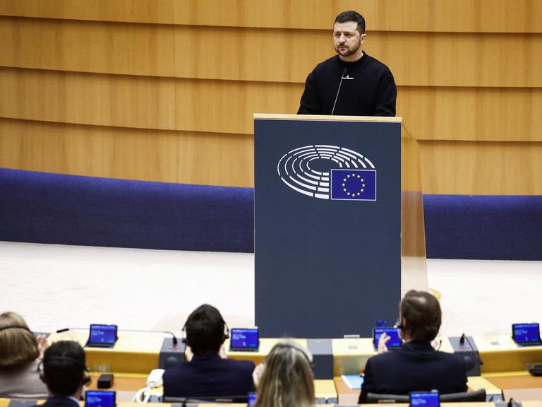 Der ukrainische Präsident Selensky steht an einem Rednerpult im Europäischen Parlament.