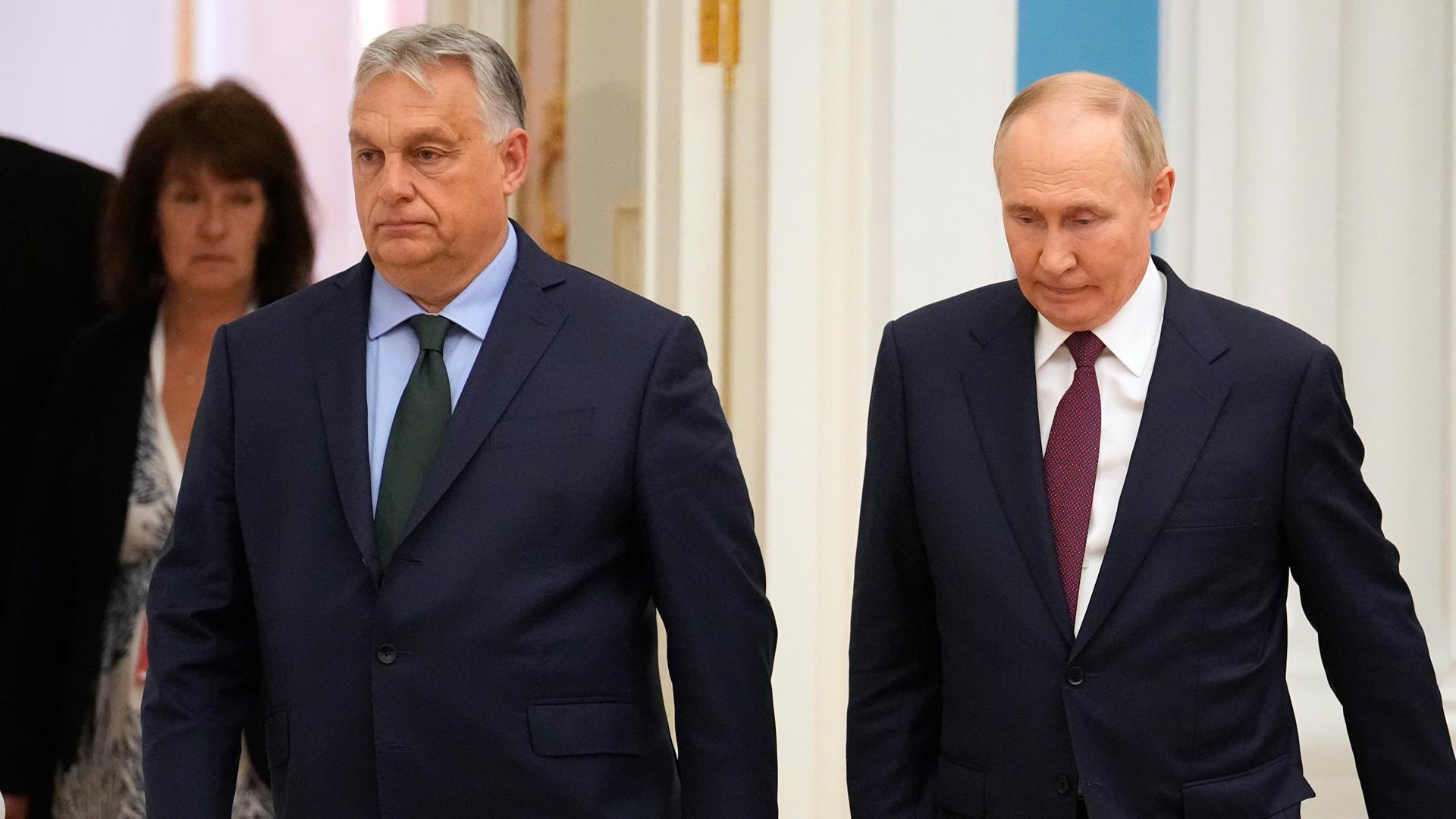 Der russische Präsident Wladimir Putin und der ungarische Ministerpräsident Viktor Orbán gehen am 5. Juli zu einer gemeinsamen Pressekonferenz nach ihren Gesprächen im Kreml in Moskau.