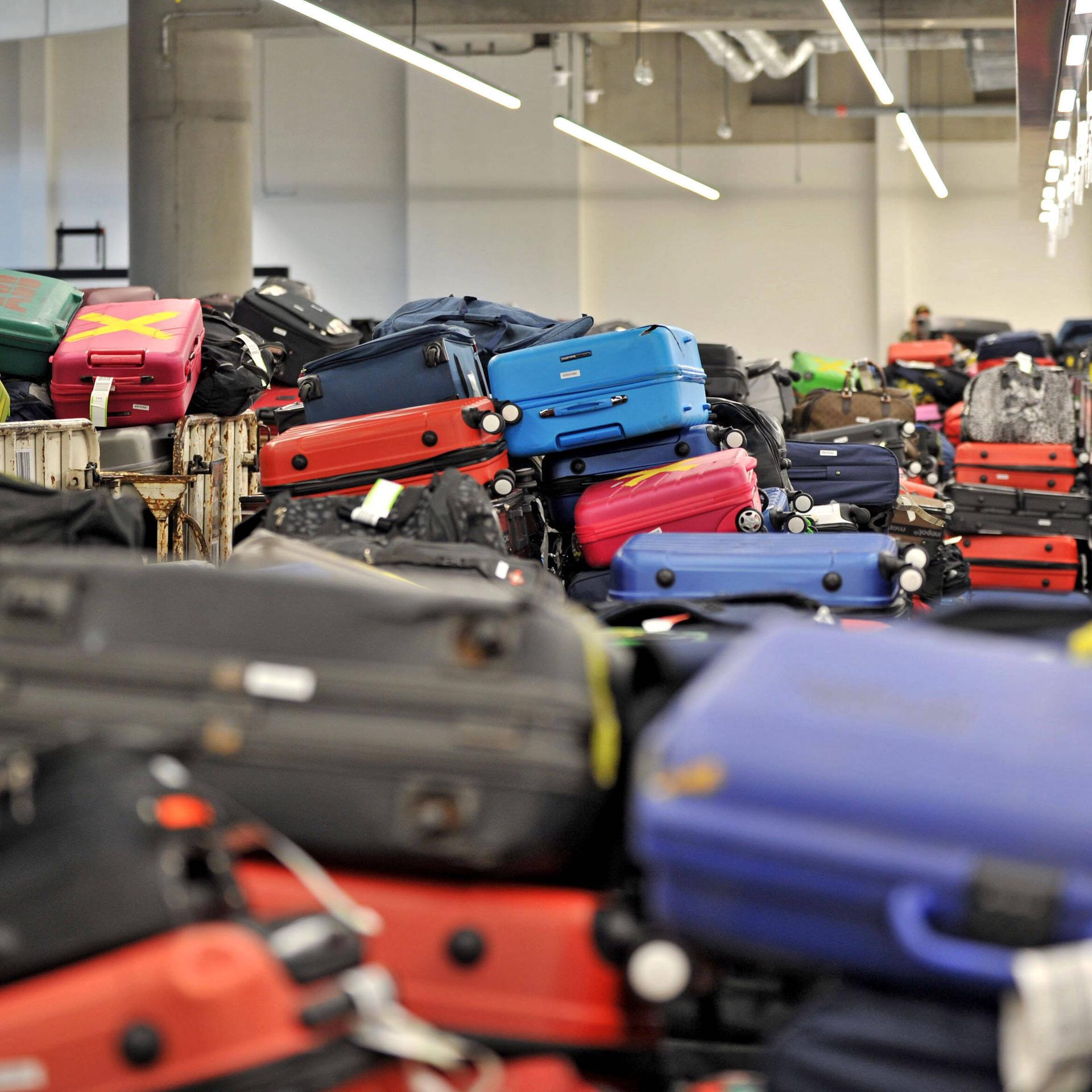 Flughafen Frankfurt Main. Gepäckabfertigung im Flughafen Frankfurt / Main Terminal 3. 20220505MWI12506 *** Frankfurt Ma