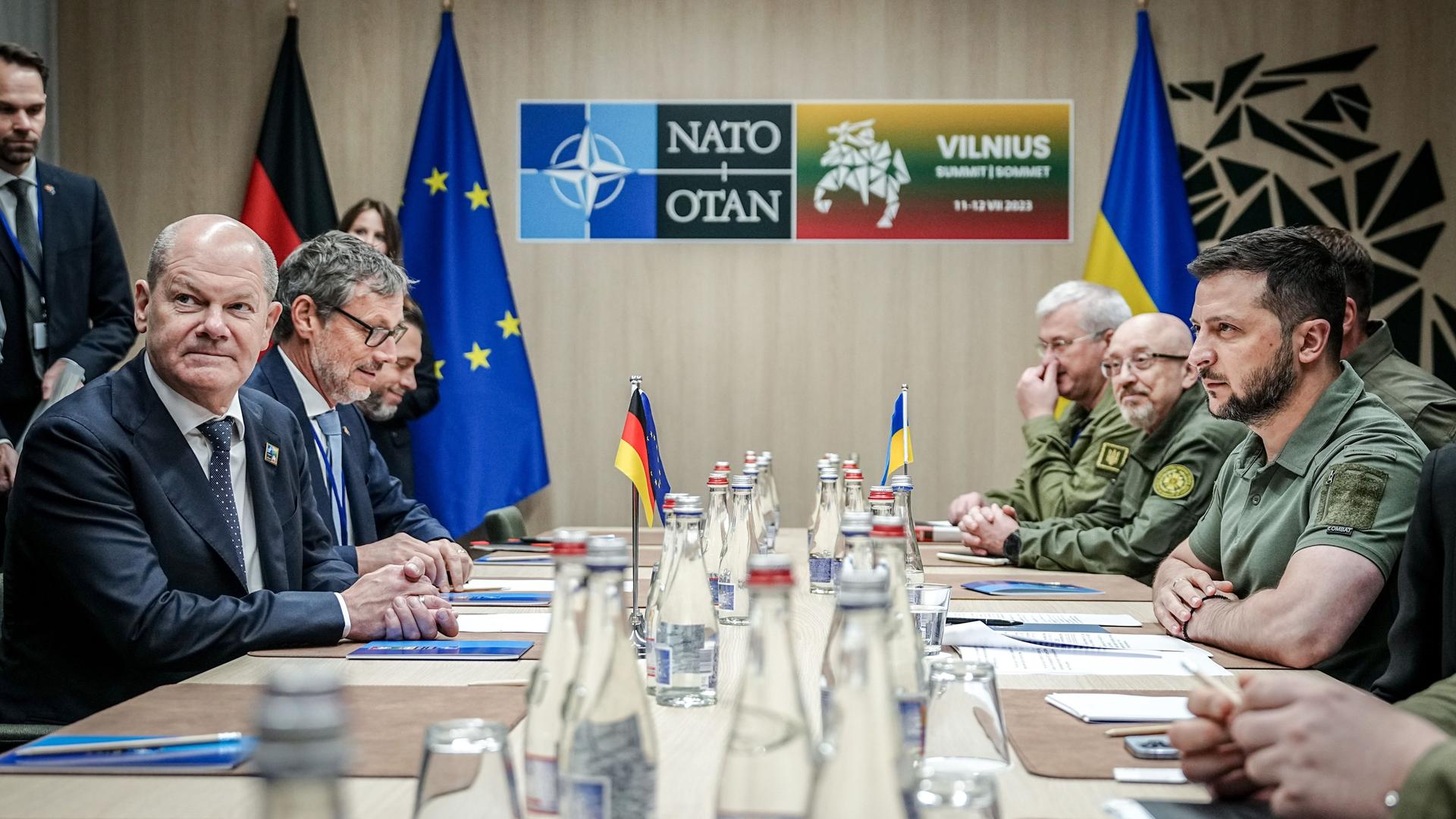 Litauen, Vilnius: Bundeskanzler Olaf Scholz (SPD) und Wolodymyr Selenskyj, Präsident der Ukraine, treffen sich am Rande des Nato-Gipfels zu einem bilateralen Gespräch. 
