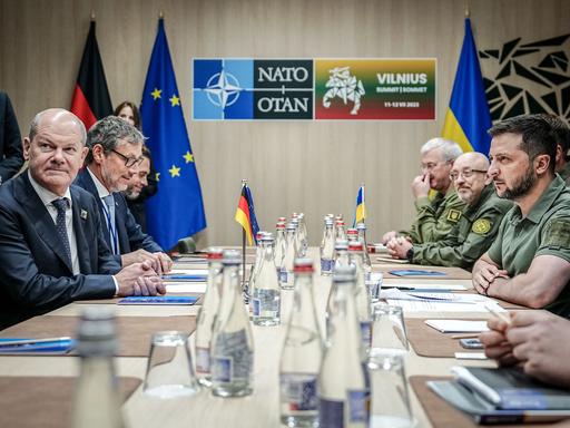 Litauen, Vilnius: Bundeskanzler Olaf Scholz (SPD) und Wolodymyr Selenskyj, Präsident der Ukraine, treffen sich am Rande des Nato-Gipfels zu einem bilateralen Gespräch. 
