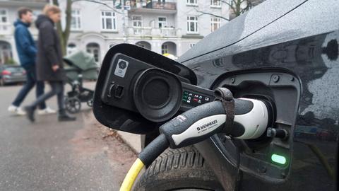 Ein Auto wird an einer Ladesäule mit Strom aufgeladen.