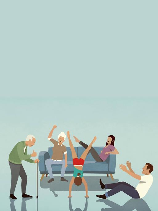 Glückliche Mehrgenerationen-Familie jubelt einem Mädchen zu, das im Wohnzimmer einen Handstand macht.