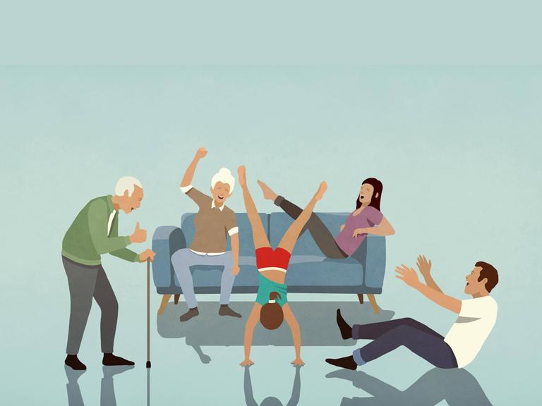 Glückliche Mehrgenerationen-Familie jubelt einem Mädchen zu, das im Wohnzimmer einen Handstand macht.