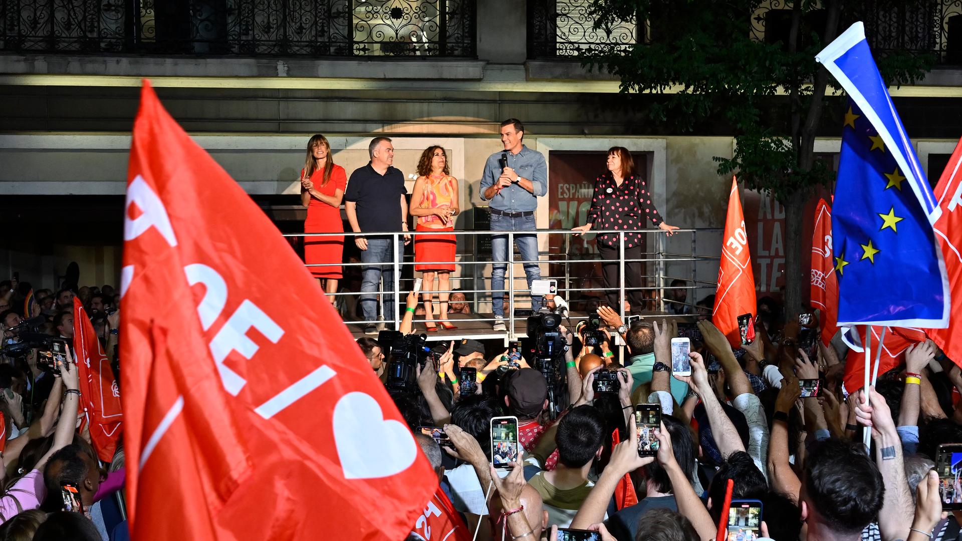 Spaniens Premier Pedro Sanchez von den Sozialisten der PSOE mit seiner Frau und Anhängern nach den Parlamentswahlen am 23.7.2023