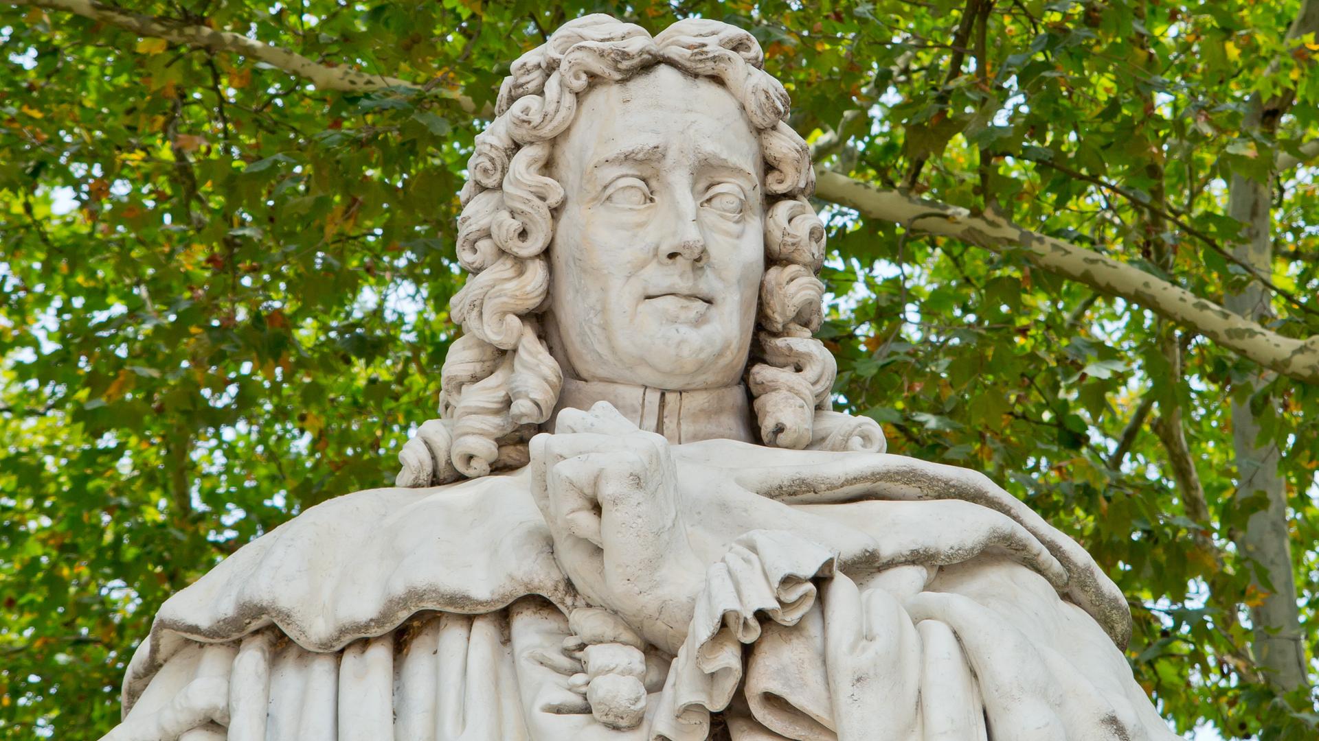 Eine Statue von Montesquieu steht auf der Esplanade des Quinconces in Bordeaux (Gironde/Frankreich).