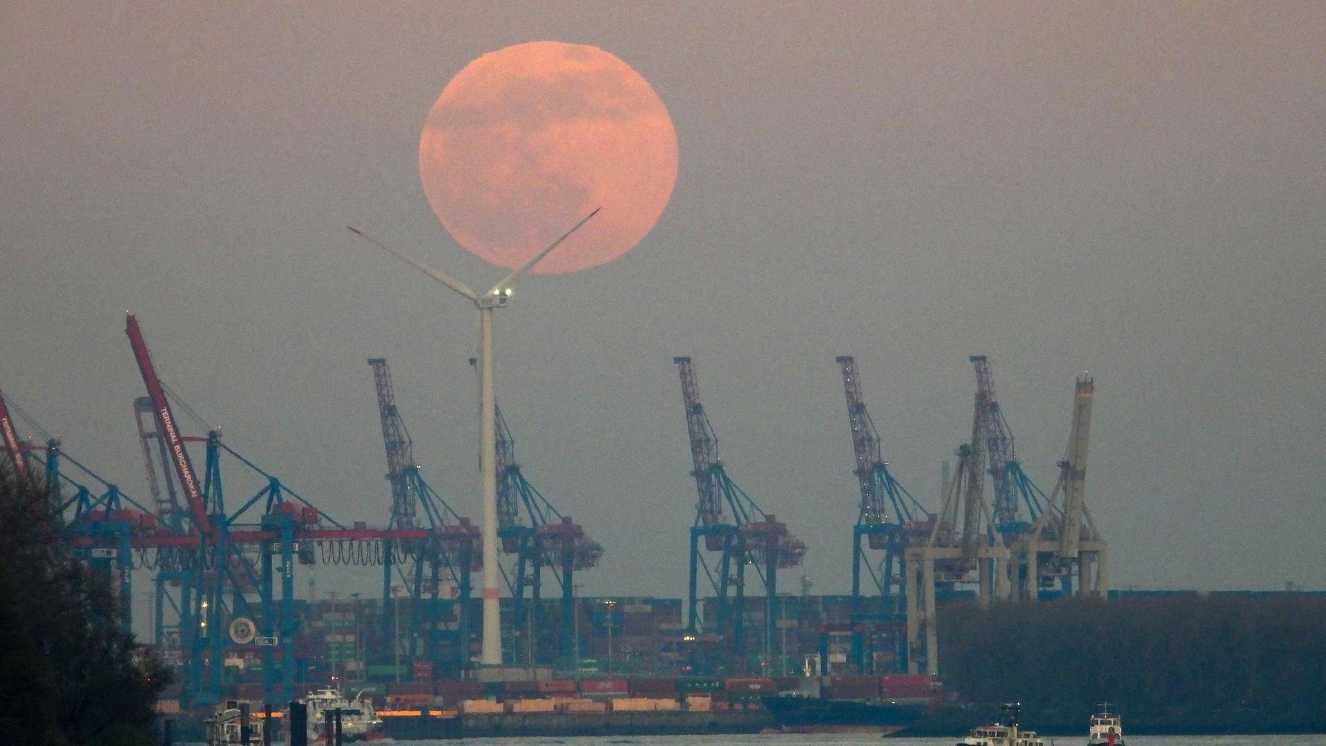 Der Vollmond über Hamburg am Hafen an der Elbe