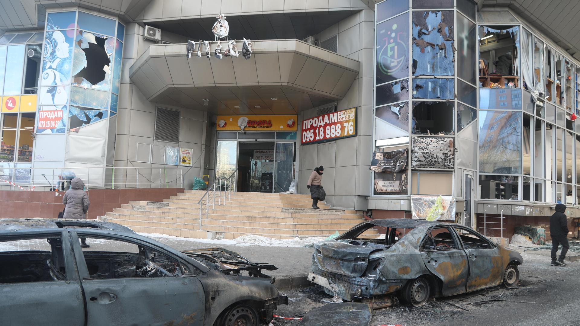 Ein zerstörtes Gebäude und zwei demolierte Autos nach einem russischen Angriff in einer Straße in Odessa.