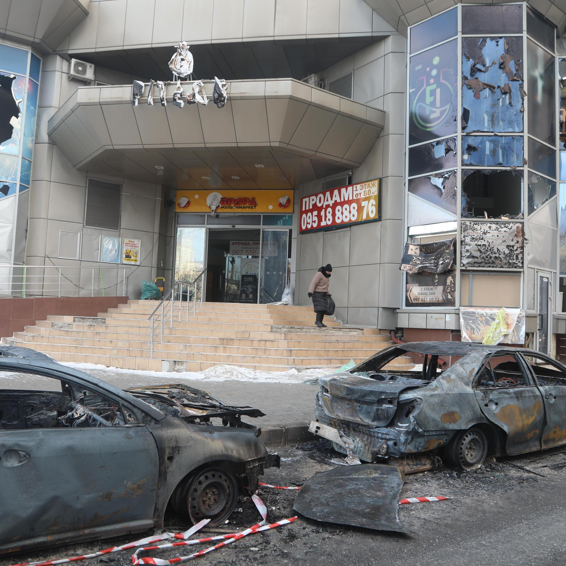 Ein zerstörtes Gebäude und zwei demolierte Autos nach einem russischen Angriff in einer Straße in Odessa.