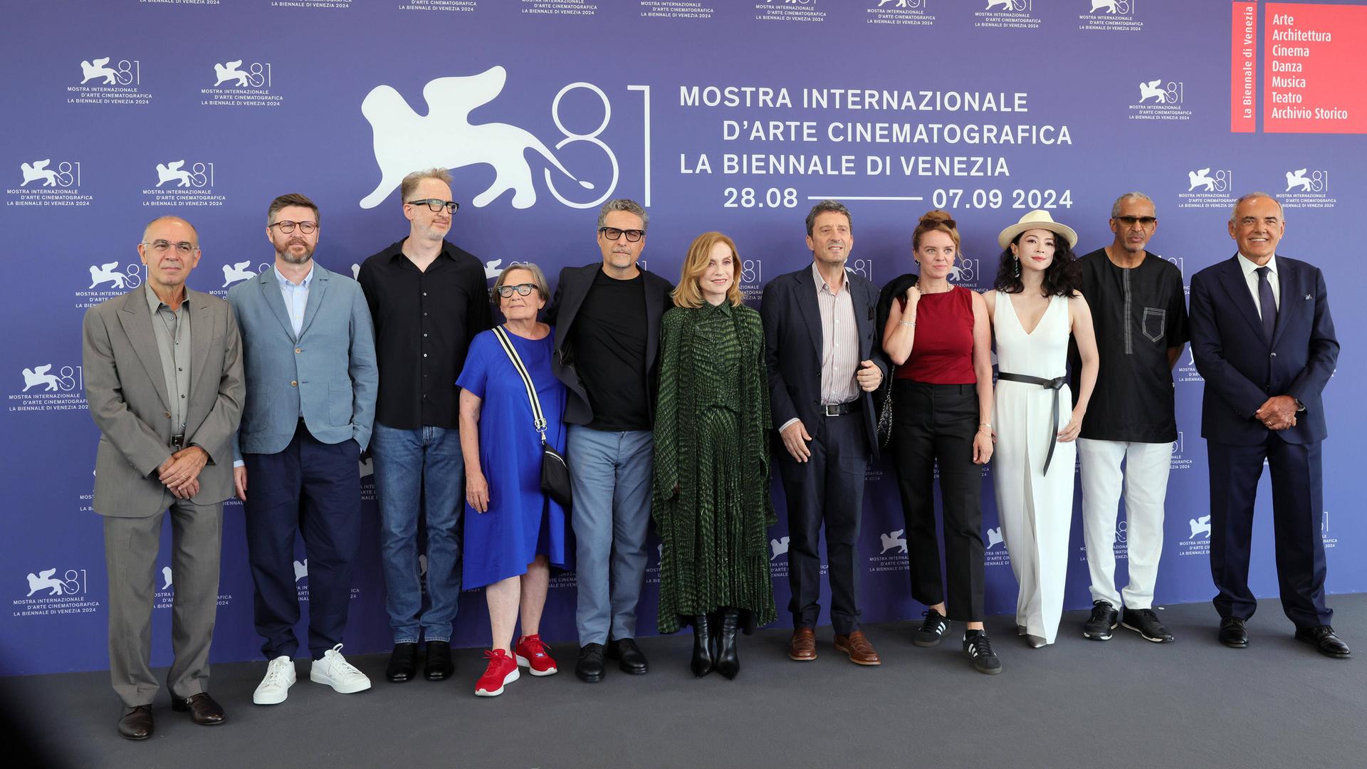 Gruppenbild der Jury-Mitglieder der 81. Filmfestspiele von Venedig Gruppenbild der Jury-Mitglieder der 81. Filmfestspiele von Venedig