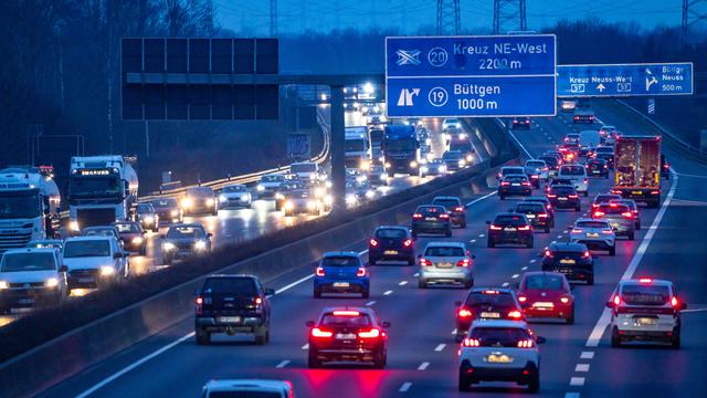 Die Autobahn A57 bei Kaarst im Rhein-Kreis Neuss. Zu sehen ist starker Feierabenderkehr um die Anschlussstelle Büttgen. 