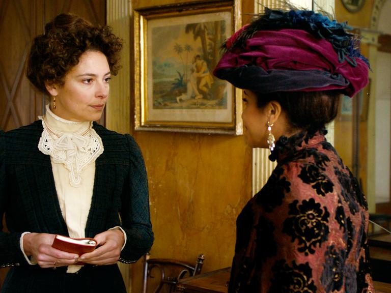 Filmszene aus dem Film "Maria Montessori" (2024) von Léa Todorov: Maria Montessori (gespielt von Jasmine Trinca) trifft auf Lili d’Alengy (gespielt von Leïla Bekhti)