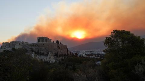 Rauch steigt über dem Parthenon-Tempel während eines Waldbrands in Athen auf.