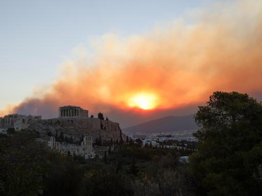 Rauch steigt über dem Parthenon-Tempel während eines Waldbrands in Athen auf.