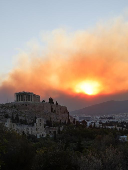 Rauch steigt über dem Parthenon-Tempel während eines Waldbrands in Athen auf.