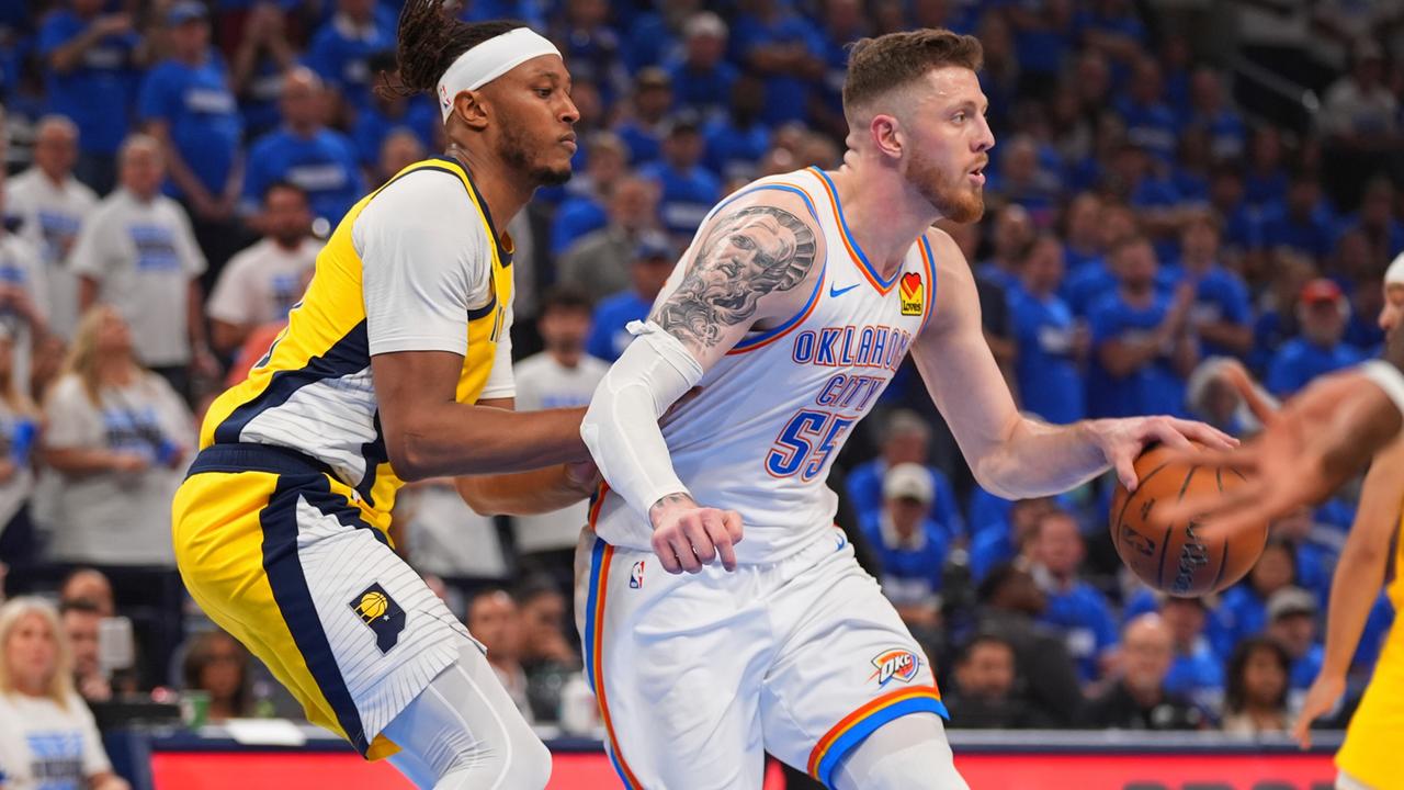 Basketballspieler Isaiah Hartenstein dribbelt den Ball und wird von einem Gegenspieler verfolgt.