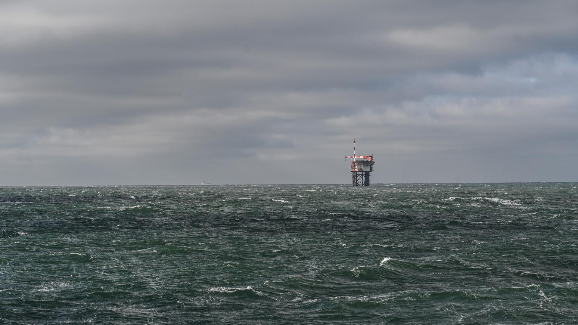 Niedersachsen, Emden: Blick auf die Bohrinsel des niederländischen Unternehmens One-Dyas in der Nordsee. Niedersachsen, Emden: Blick auf die Bohrinsel des niederländischen Unternehmens One-Dyas in der Nordsee.