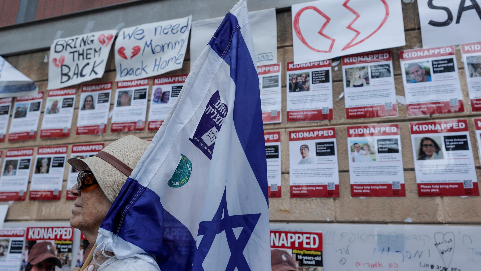 Bilder von Menschen, die die Hamas als Geiseln genommen haben, an einer Wand in Tel Aviv
