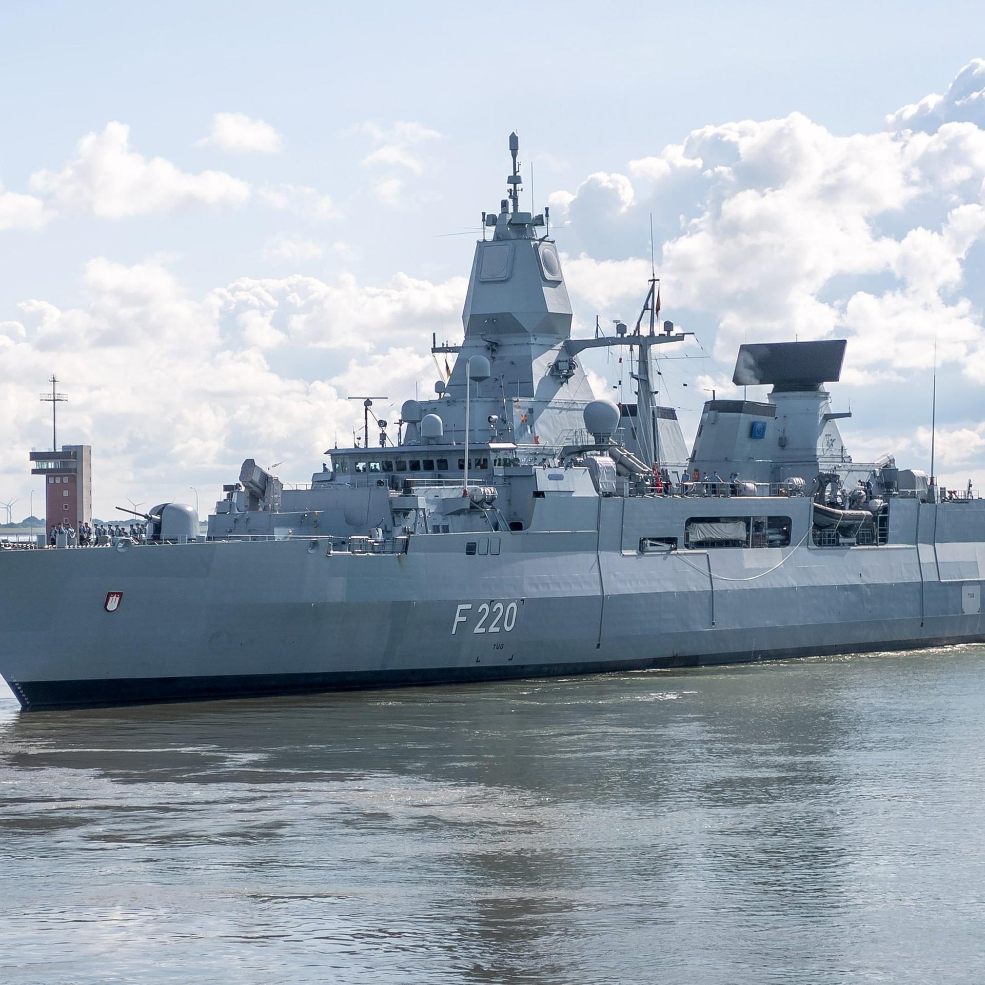 Niedersachsen, Wilhelmshaven: Die Fregatte «Hamburg» läuft aus dem Hafen aus.