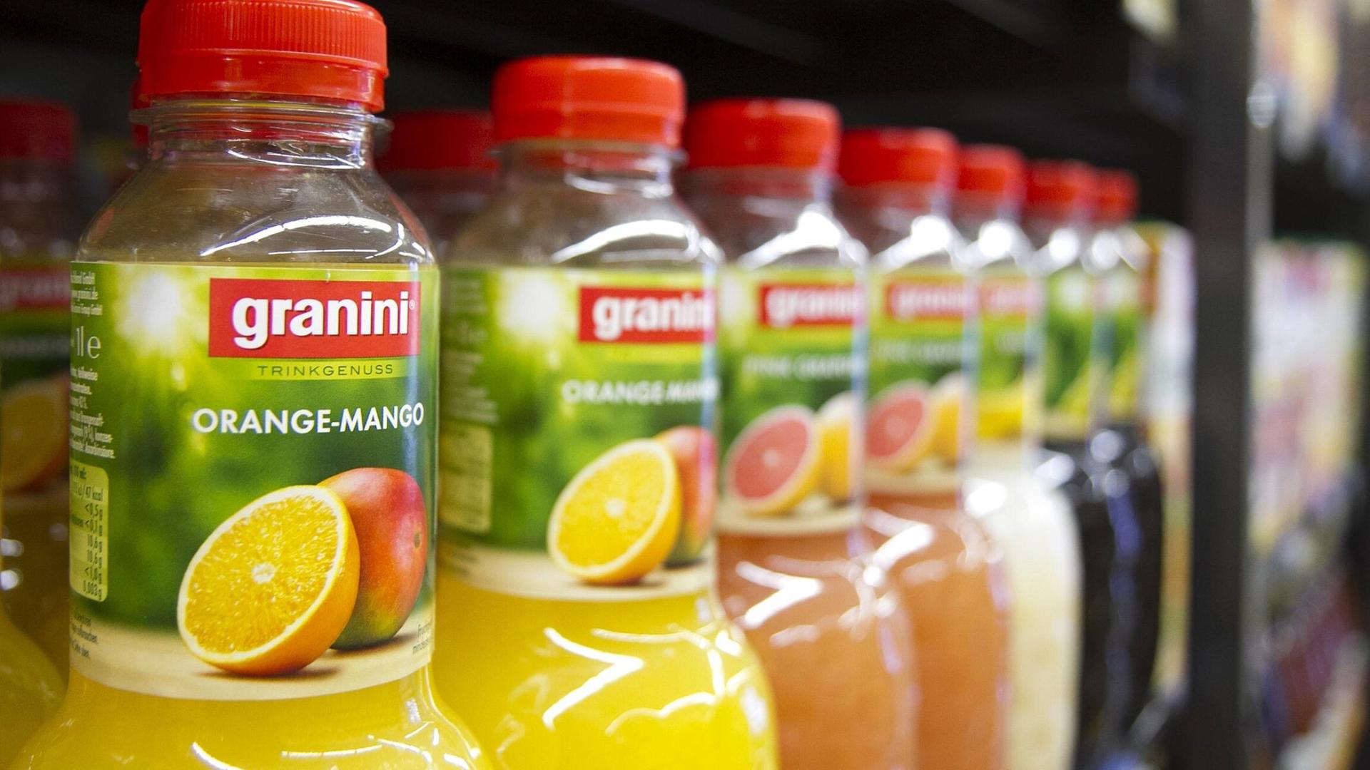 Mehrere Granini-Fruchtsaftflaschen stehen hintereinander in einem Regal. Mehrere Granini-Fruchtsaftflaschen stehen hintereinander in einem Regal.