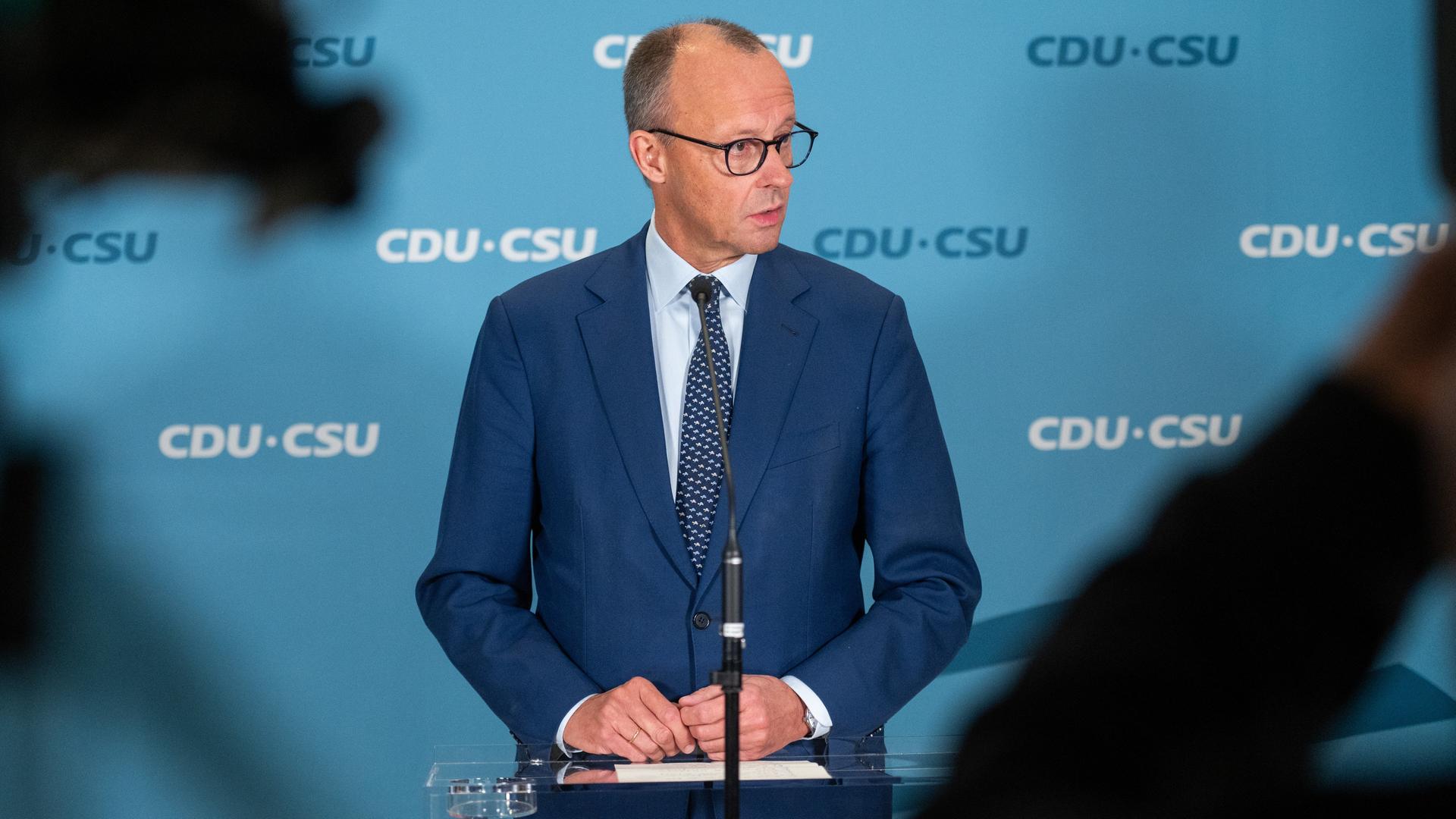 Berlin: Friedrich Merz (CDU), CDU-Bundesvorsitzender und Unionsfraktionsvorsitzender, spricht auf einer Pressekonferenz im Bundestag nach dem Bruch der Ampel-Koalition. 