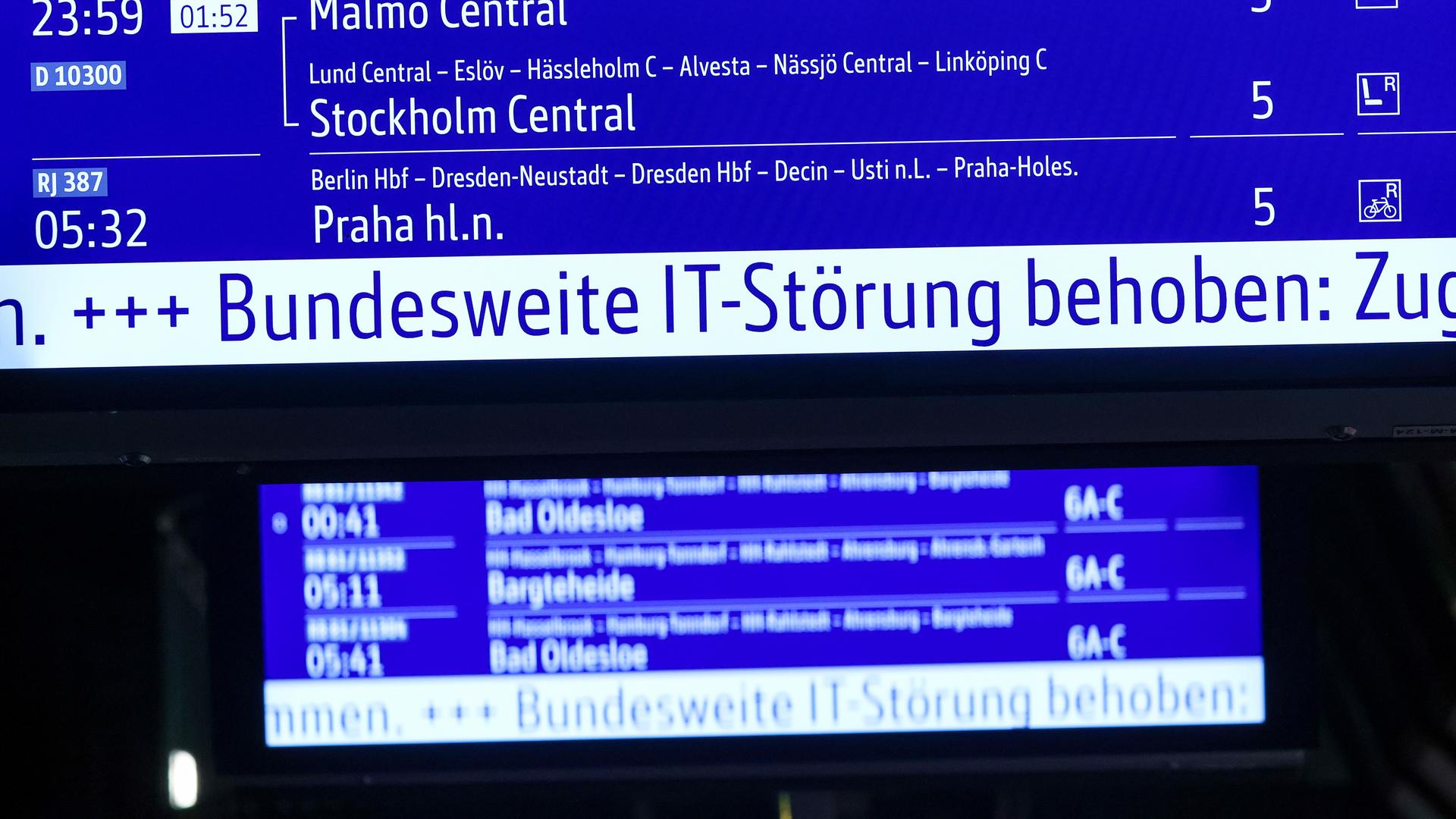 "Bundesweite IT-Störung behoben" wird auf einer Anzeigetafel in einem Bahnhof angezeigt. "Bundesweite IT-Störung behoben" wird auf einer Anzeigetafel in einem Bahnhof angezeigt.