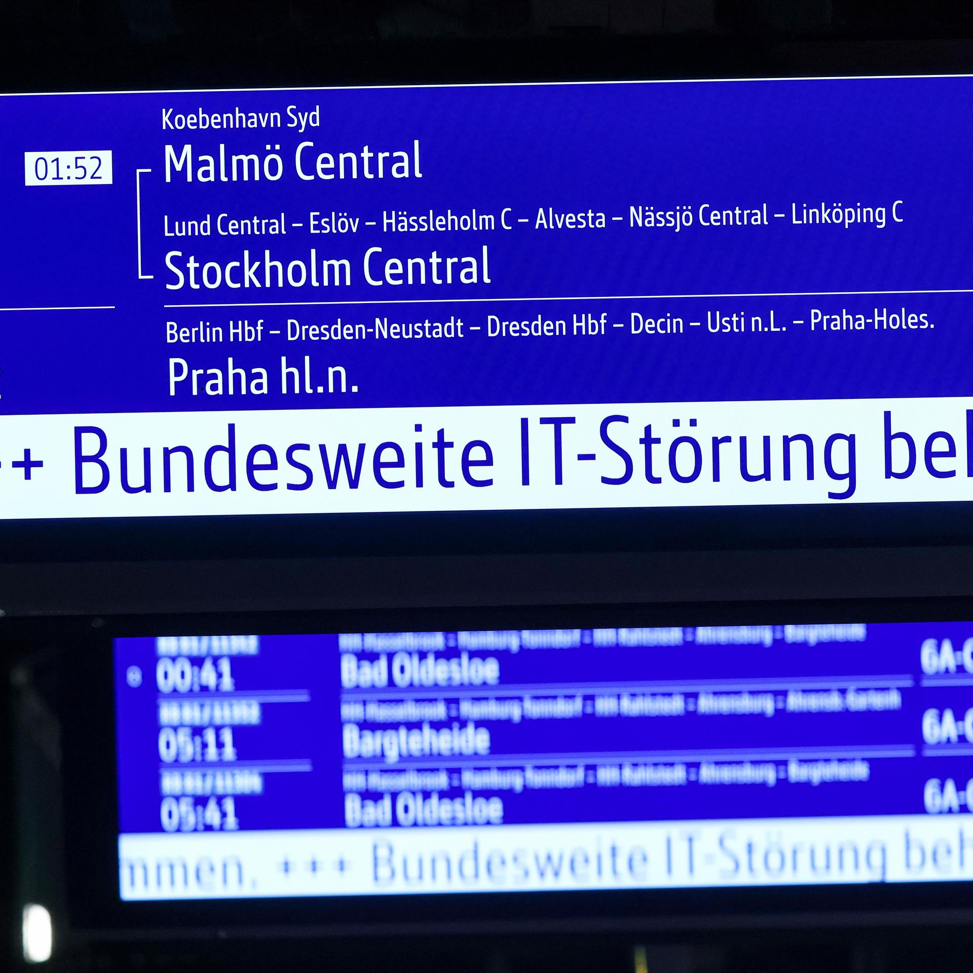 "Bundesweite IT-Störung behoben" wird auf einer Anzeigetafel in einem Bahnhof angezeigt.