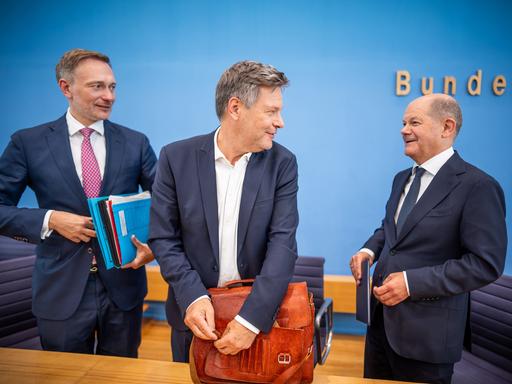 Olaf Scholz, Robert Habeck und Christian Lindner nehmen an einer Pressekonferenz zum Haushaltsplan 2025 teil.