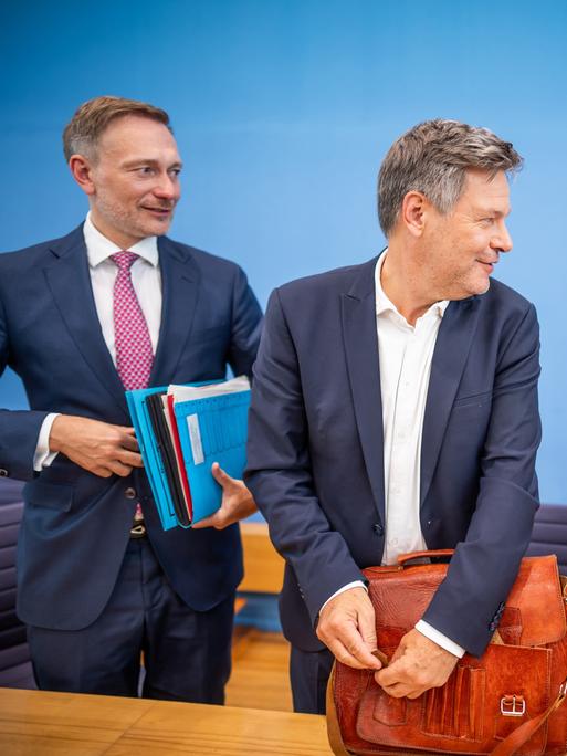 Olaf Scholz, Robert Habeck und Christian Lindner nehmen an einer Pressekonferenz zum Haushaltsplan 2025 teil.