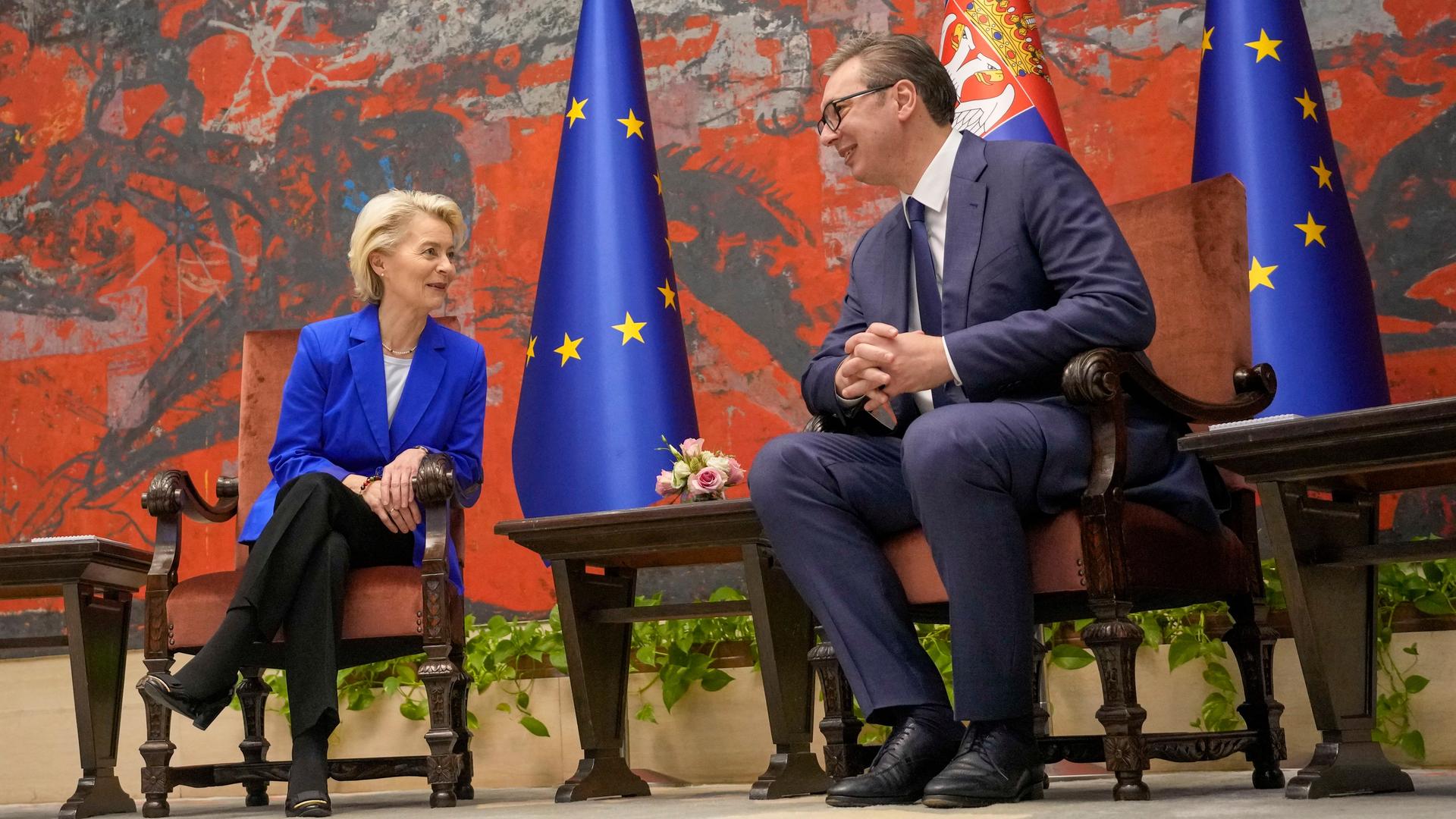 Serbien, Belgrad: Aleksandar Vucic (r), Präsident von Serbien, spricht mit Ursula von der Leyen, Präsidentin der Europäischen Kommission, im Serbien-Palast.