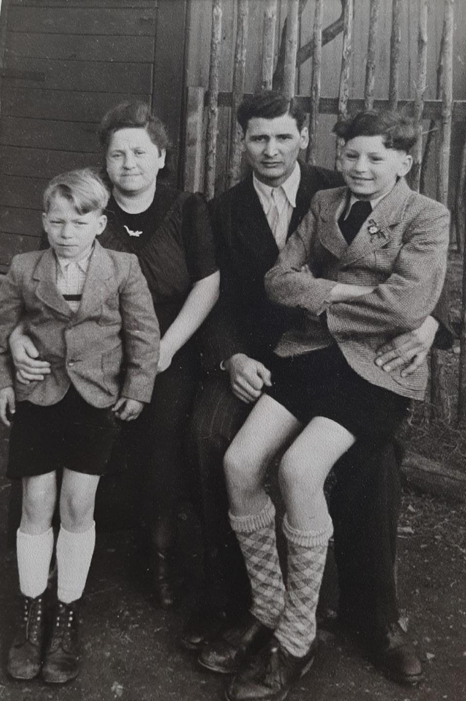 Schwarz-Weiß-Foto einer Kleinfamilie in den 1950ern