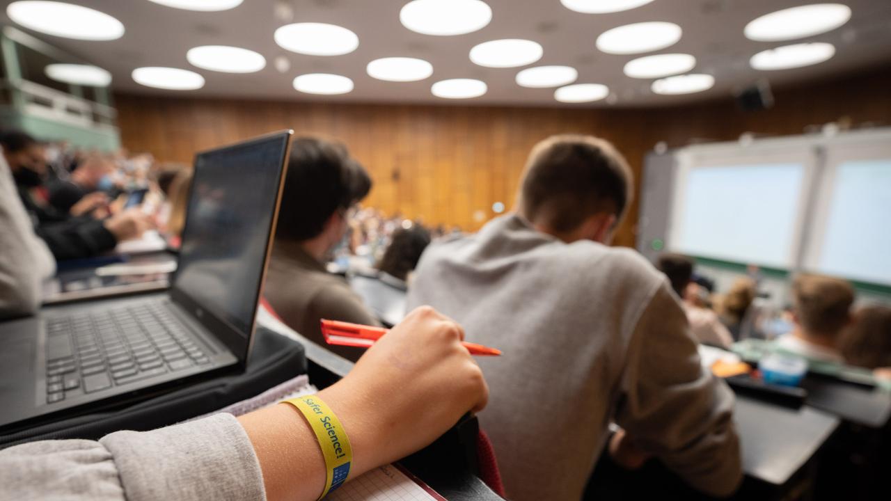 Studenten sitzen in einem Hörsaal. 