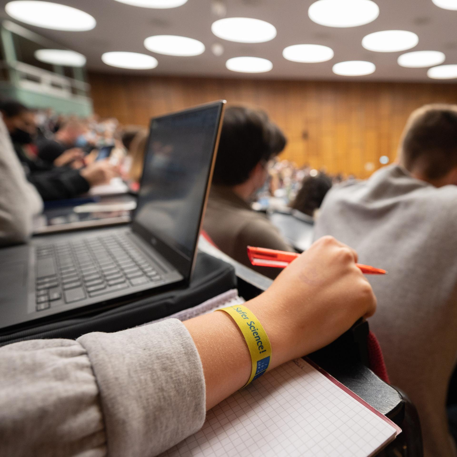 Eine Studentin sitzt  in der Vorlesung Mathematik für die Erstsemester des Bachelors Wirtschaftswissenschaften im Audimax in der Universität Hannover. 