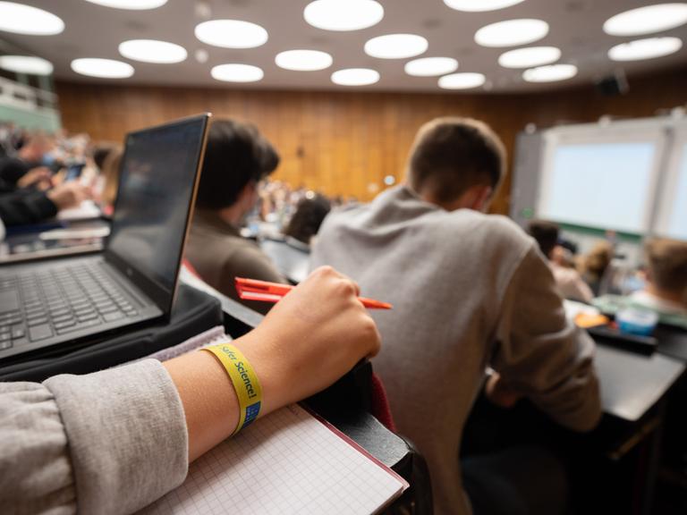 Eine Studentin sitzt  in der Vorlesung Mathematik für die Erstsemester des Bachelors Wirtschaftswissenschaften im Audimax in der Universität Hannover. 