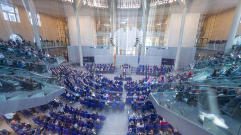 Der Plenarsaal während der Debatte im Bundestag, in der alle Konturen Bewegungsunschärfen aufweisen. Der Plenarsaal während der Debatte im Bundestag, in der alle Konturen Bewegungsunschärfen aufweisen.