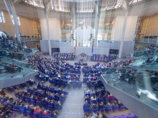 Der Plenarsaal während der Debatte im Bundestag, in der alle Konturen Bewegungsunschärfen aufweisen.
